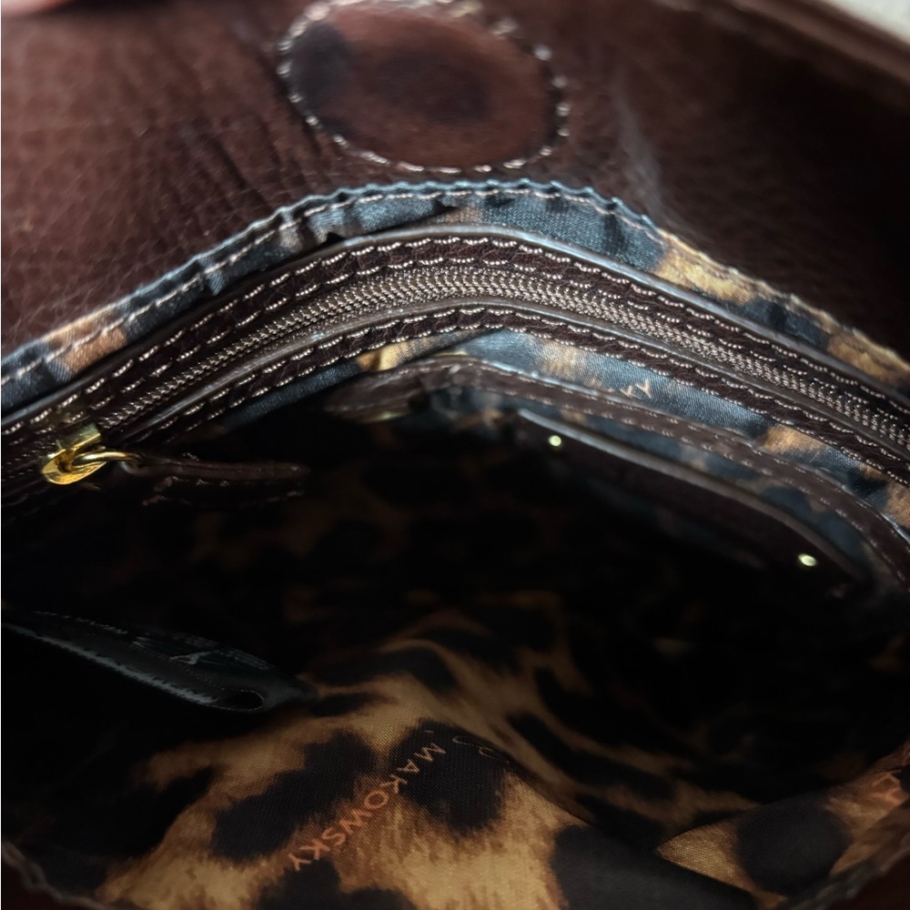 B. Makowsky Elegant Brown Pebbled Leather Crossbody Bag with Gold Details - Picture 8 of 11